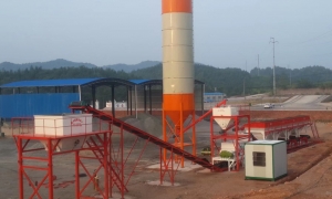 水泥罐在雨季或高湿度环境下如何防止“结拱”和“板结”导致下料不畅？